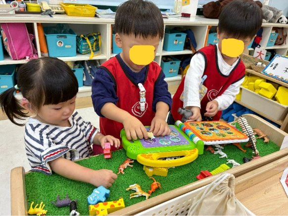 雅文基金會學前融合體驗活動中，戴著助聽器的聽損生與幼兒園融合班級的同學們在教室一起玩遊戲，體驗共學共遊。